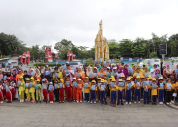 Bunda PAUD Kota Pontianak Yanieta Arbiastutie Kamtono saat sosialisasi PAUD Wajib Belajar 13 tahun di Taman Digulis.