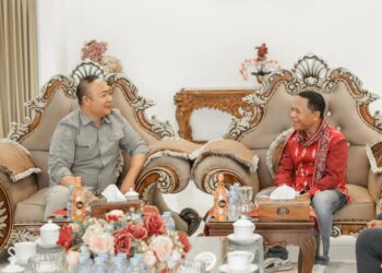 Bupati Ketapang saat berdiskusi dengan Bupati Ngada Kepulauan Flores NTT. Foto: Prokopim.