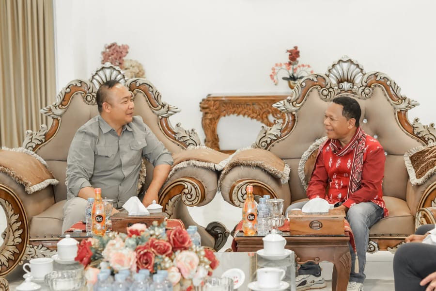 Bupati Ketapang saat berdiskusi dengan Bupati Ngada Kepulauan Flores NTT. Foto: Prokopim.