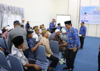 Wakil Wali Kota Pontianak Bahasan menyapa para petugas fardhu kifayah yang mengikuti bimtek.