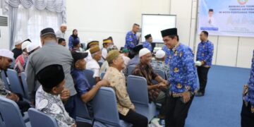 Wakil Wali Kota Pontianak Bahasan menyapa para petugas fardhu kifayah yang mengikuti bimtek.