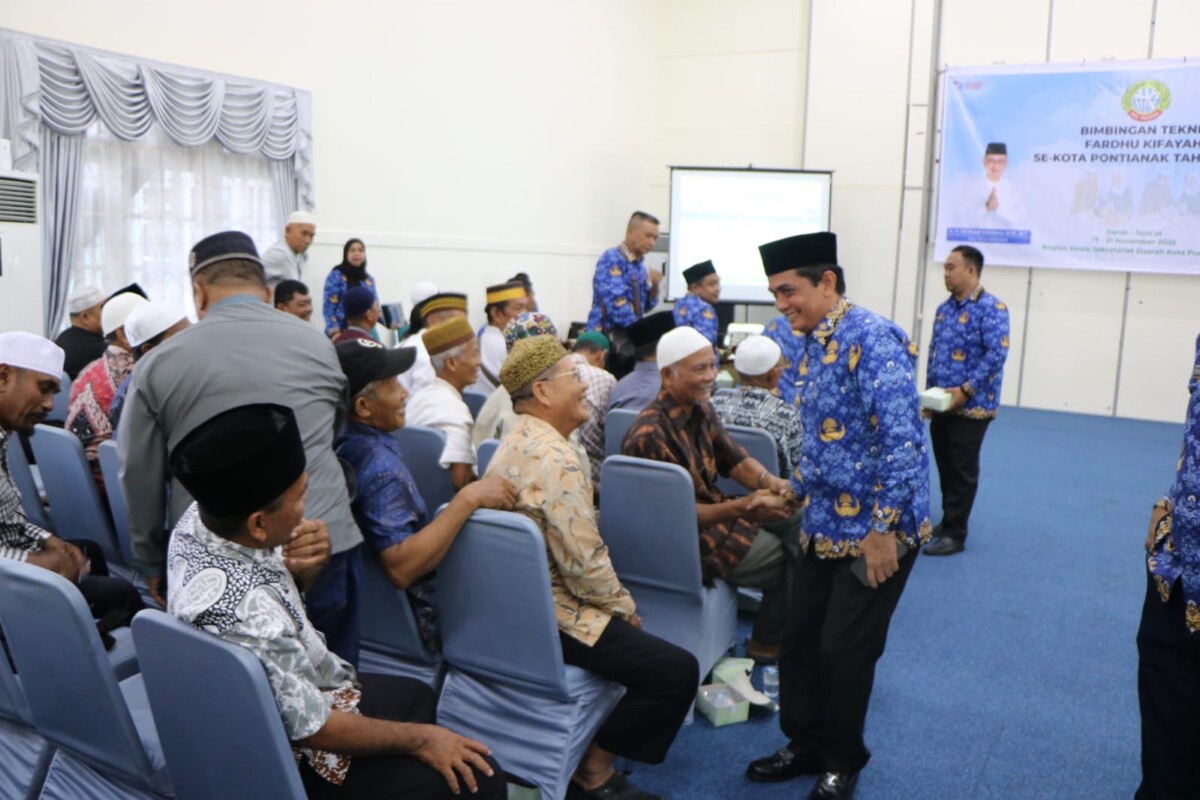 Wakil Wali Kota Pontianak Bahasan menyapa para petugas fardhu kifayah yang mengikuti bimtek.