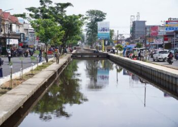 Ruas Jalan Sungai Raya Dalam yang menghubungkan Kabupaten Kubu Raya dan Kota Pontianak.
