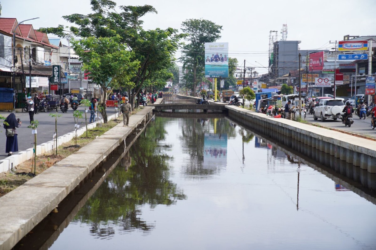 Ruas Jalan Sungai Raya Dalam yang menghubungkan Kabupaten Kubu Raya dan Kota Pontianak.