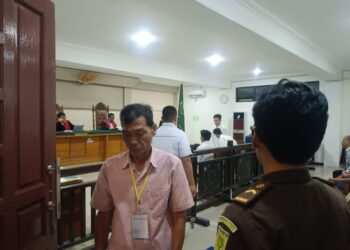 Fransiskus Luat Pemilik Alat dalam perkara PETI di Desa Ingko Tambe saat hadir dalam persidangan. Taufik