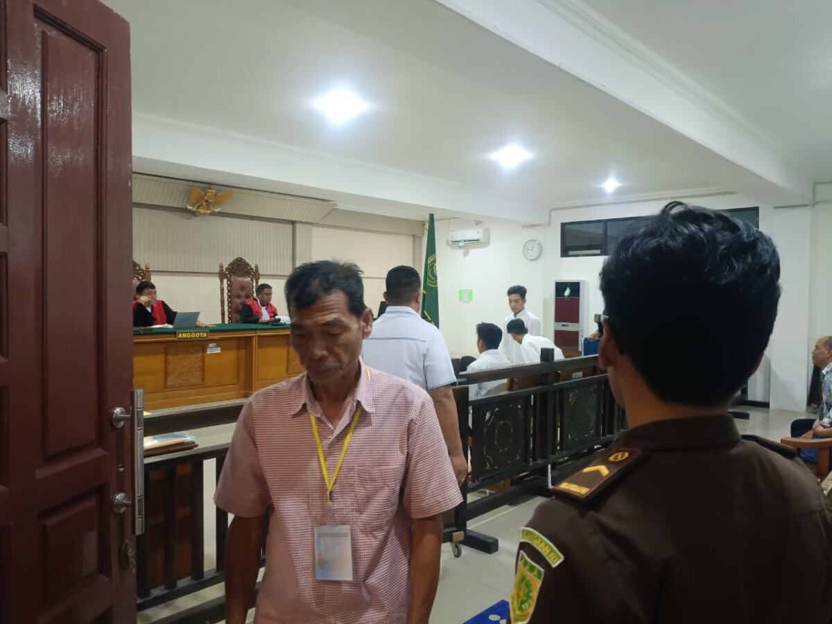 Fransiskus Luat Pemilik Alat dalam perkara PETI di Desa Ingko Tambe saat hadir dalam persidangan. Taufik