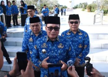Bupati Kubu Raya Sujiwo melaksanakan ziarah ke Taman Makam Pahlawan (TMP) Dharma Patria Jaya, Kecamatan Sungai Raya, Senin (17/11/2025).