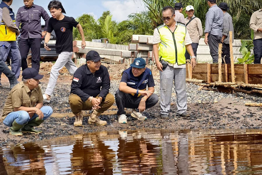 Bupati Ketapang saat mengecek kondisi perbaikan ruas jalan Pelang - Sungai Kepuluk. Foto: Istimewa.