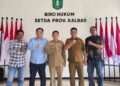 Plt Kepala Biro Hukum Setda Provinsi Kalimantan Barat, A Manaf (tengah) bersama Ketua Journalist Collaboration Forum, Deska Irnan Syafara (kemeja biru) beserta pengurus berfoto usai berdiskusi, 18 November 2025. Foto : Dokumentasi
