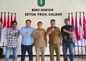 Plt Kepala Biro Hukum Setda Provinsi Kalimantan Barat, A Manaf (tengah) bersama Ketua Journalist Collaboration Forum, Deska Irnan Syafara (kemeja biru) beserta pengurus berfoto usai berdiskusi, 18 November 2025. Foto : Dokumentasi