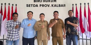 Plt Kepala Biro Hukum Setda Provinsi Kalimantan Barat, A Manaf (tengah) bersama Ketua Journalist Collaboration Forum, Deska Irnan Syafara (kemeja biru) beserta pengurus berfoto usai berdiskusi, 18 November 2025. Foto : Dokumentasi