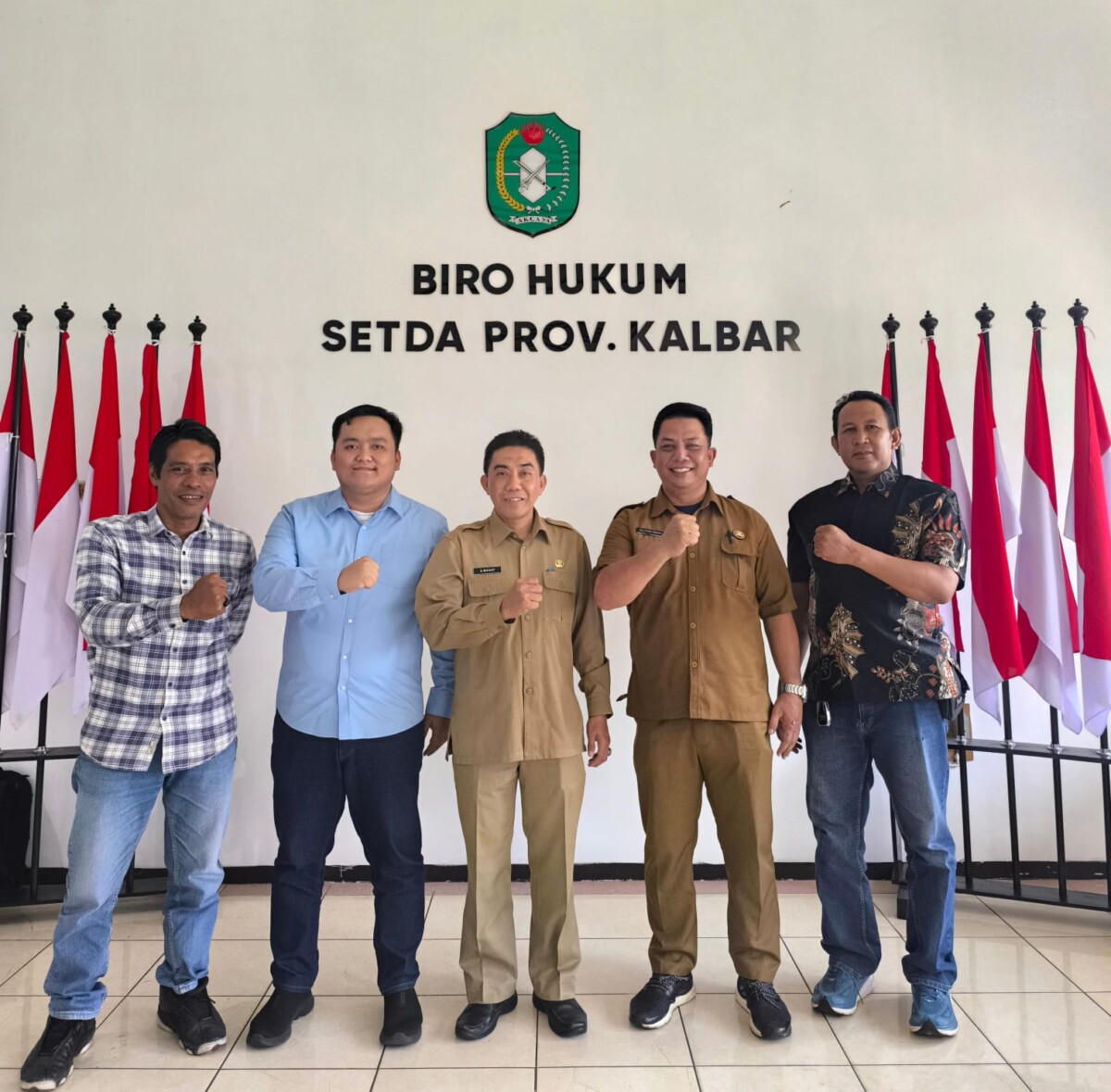 Plt Kepala Biro Hukum Setda Provinsi Kalimantan Barat, A Manaf (tengah) bersama Ketua Journalist Collaboration Forum, Deska Irnan Syafara (kemeja biru) beserta pengurus berfoto usai berdiskusi, 18 November 2025. Foto : Dokumentasi