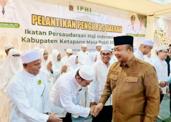 Bupati Alex memberikan ucapan selamat kepada pengurus IPHI Ketapang yang baru saja dilantik. Foto: Prokopim.