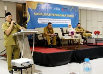 Yusran Anizam saat membuka sosialisasi Tata Cara Pengadaan Tanah bagi Pembangunan untuk Kepentingan Umum pada Selasa (18/11/2025) di Hotel Alimoer, Sungai Raya.