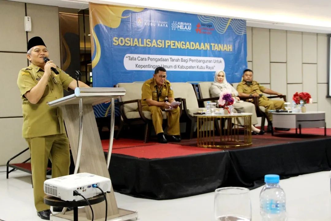 Yusran Anizam saat membuka sosialisasi Tata Cara Pengadaan Tanah bagi Pembangunan untuk Kepentingan Umum pada Selasa (18/11/2025) di Hotel Alimoer, Sungai Raya. 