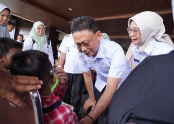Wali Kota Pontianak Edi Rusdi Kamtono menyerahkan secara simbolis bantuan paket sembako dan nutrisi serta alat kebersihan diri kepada penyandang disabilitas.