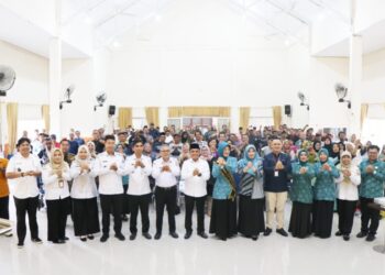 Wakil Wali Kota Pontianak Bahasan saat membuka Sosialisasi PAUD Wajib Belajar 13 Tahun di Aula Kantor Camat Pontianak Timur.