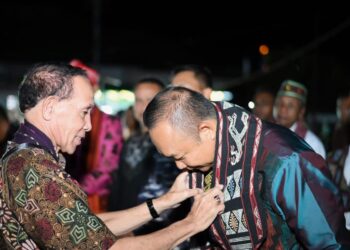 Bupati Ketapang, Alexander Wilyo menerima selendang adat saat penutupan Festival Flobamora, Sabtu (15/11/2025). Foto: Prokopim Pemkab Ketapang.