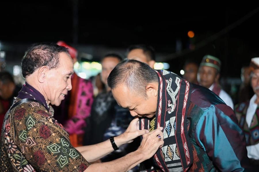 Bupati Ketapang, Alexander Wilyo menerima selendang adat saat penutupan Festival Flobamora, Sabtu (15/11/2025). Foto: Prokopim Pemkab Ketapang.