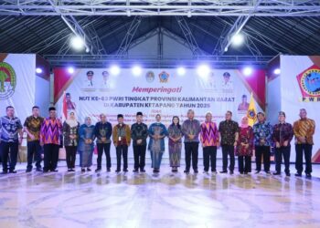Gubernur Kalbar dan Bupati Ketapang poto bersama jajaran pengurus PWRI. Foto: Prokopim Pemkab Ketapang.