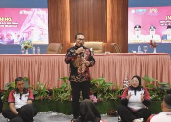 Sujiwo saat memberikan arahan dan motivasi pada kegiatan Pelatihan Internal Dinas Penanaman Modal dan Pelayanan Terpadu Satu Pintu (DPMPTSP) Kabupaten Kubu Raya di Hotel Alimoer, Sungai Raya, Rabu (19/11/2025).