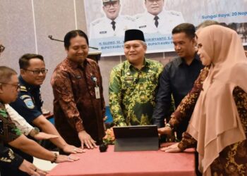 Sekretaris Daerah Kabupaten Kubu Raya Yusran Anizam saat membuka peluncuran (e-SILAKAN) dalam acara Sarasehan Nelayan Kubu Raya yang digelar di Gardenia Resort and Spa, Sungai Raya, Kamis (20/11/2025).