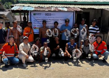 Raut wajah terlihat bahagia saat beberapa warga Desa Pelapis menerima puluhan unit lampu celup dari PT. Darma Inti Bersama (DIB)