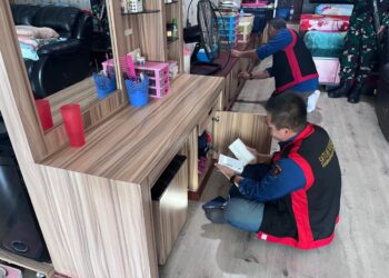 Tim Penyidik Kejaksaan Tinggi Kalimantan Barat melakukan serangkaian penggeledahan di Kabupaten Sintang terkait penggunaan Dana Hibah Pemerintah Daerah Tahun Anggaran 2017 dan 2019 yang mencapai total Rp8 miliar Kamis (20/11/2025)