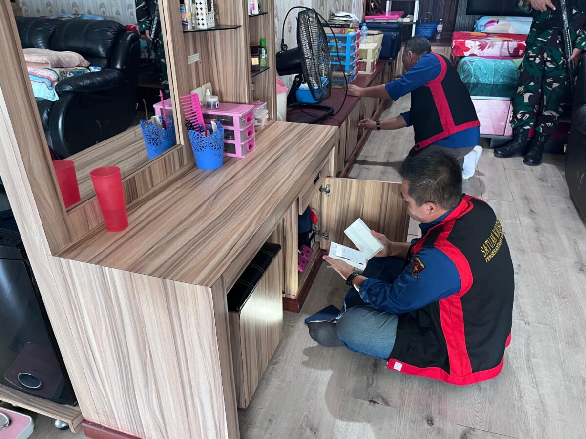 Tim Penyidik Kejaksaan Tinggi Kalimantan Barat melakukan serangkaian penggeledahan di Kabupaten Sintang terkait penggunaan Dana Hibah Pemerintah Daerah Tahun Anggaran 2017 dan 2019 yang mencapai total Rp8 miliar Kamis (20/11/2025)