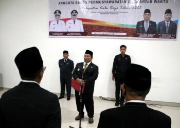 Wakil Bupati Sukiryanto usai mengambil sumpah/janji Anggota BPD Pengganti Antar Waktu (PAW) dan mengukuhkan penambahan masa jabatan Anggota BPD Kubu Raya, Jumat (21/11/2025), di Aula Kepung Bakol DPMD, Sungai Raya.