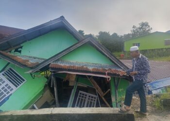 Kantor Desa Tanjung Kecamatan Suhaid saat roboh hari ini. Robohnya bangunan kantor Desa tersebut karena kondisi bangunannya sudah condong. Ist