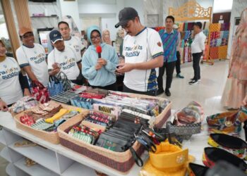 Menteri UMKM Maman Abdurrahman melihat produk-produk UMKM saat berkunjung ke Gedung UMKM Center Pontianak.