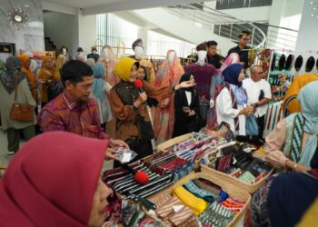 Ketua Dekranasda Kota Pontianak Yanieta Arbiastutie Kamtono menjelaskan produk-produk yang ada di UMKM Center saat menerima kunjungan istri para Rektor se-Indonesia.
