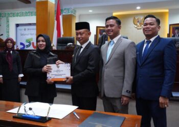 Wali Kota Pontianak Edi Rusdi Kamtono menyerahkan Rancangan Peraturan Daerah (Ranperda) APBD 2026 kepada Wakil Ketua DPRD Kota Pontianak Bebby Nailufa.