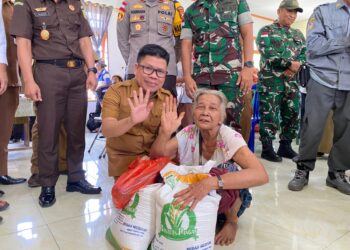 Bupati Sambas H. Satono salurkan Bantuan Pangan Presiden Prabowo Subianto di Desa Kaliau, Kecamatan Sajingan Besar, Kabupaten Sambas, Kalimantan Barat, Senin (24/11/2025).