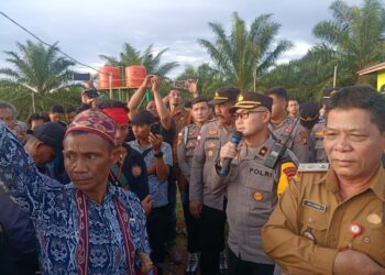 Waka Polres Kapuas Hulu Kompol Muslimin bersama Pj Sekda Kapuas Hulu Agus Stormandi saat mendatangi masyarakat Bika. Taufik