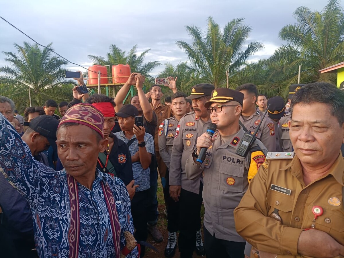Waka Polres Kapuas Hulu Kompol Muslimin bersama Pj Sekda Kapuas Hulu Agus Stormandi saat mendatangi masyarakat Bika. Taufik