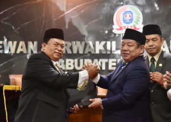Wakil Bupati Kubu Raya Sukiryanto menghadiri Rapat Paripurna Penetapan Propemperda APBD Tahun Anggaran 2026 di Ruang Rapat DPRD Kubu Raya, Senin (24/11/2025).