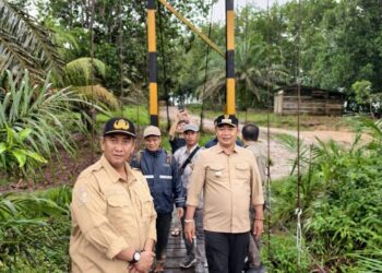 Bupati Ketapang, Alexander Wilyo meninjau Jembatan Gantung Sengkuang Merabong, Jumat (21/11/2025). Foto: Prokopim Pemkab Ketapang.