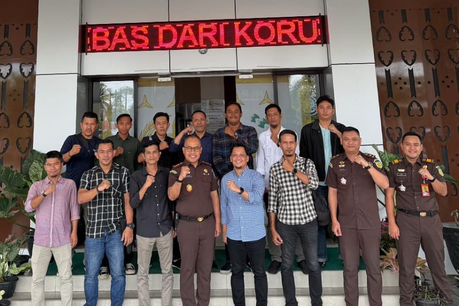 Pengurus AJK poto bersama Kajari Ketapang usai audiensi. Foto: AJK.