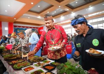 Bupati Ketapang, Alexander Wilyo mencicipi kuliner khas Sunda. Foto: Prokopim.