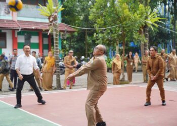 Wali Kota Pontianak Edi Rusdi Kamtono, Wakil Wali Kota Bahasan dan Asisten Administrasi Pembangunan Yusnaldi ikut bermain voli usai membuka pertandingan bola voli antar ASN Pemkot Pontianak.