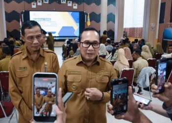 Bupati Kubu Raya Sujiwo saat Bimtek Operator Pengisi Data (SIKS-NG) Desa se-Kabupaten Kubu Raya, Selasa (25/11/2025), di Aula Praja Utama Kantor Bupati Kubu Raya.