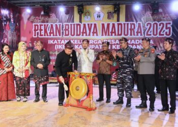 Bupati Ketapang memukul gong sebagai tanda dibukanya Pekan Budaya Madura, Selasa (25/11/2025). Foto: Prokopim Pemkab Ketapang.