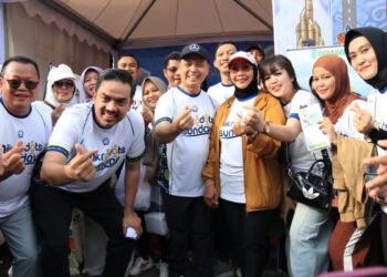 Menteri Koperasi dan UKM Republik Indonesia, Maman Abdurrahman, Gubernur Kalimantan Barat, Ria Norsan beserta istri dan Direktur Utama Bank Kalbar, Rokidi saat menghadiri kegiatan Mikro Desk On The Street (MikroDOTS) 2025 yang diselenggarakan di Pontianak, Minggu (23/11/2025).