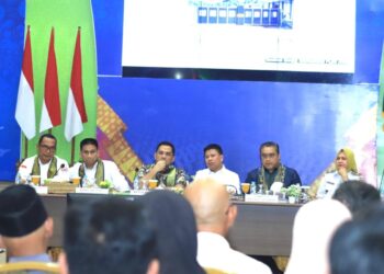 Bupati Sambas H. Satono, S.Sos.I., M.H. menerima kunjungan kerja Wakil Menteri Dalam Negeri Akhmad Wiyagus bersama Ketua Komisi II DPR RI Muhammad Rifkynizami Karsayuda, Sekretaris BNPP Makhruzi Rahman, dan rombongan, Rabu 26 November 2025.