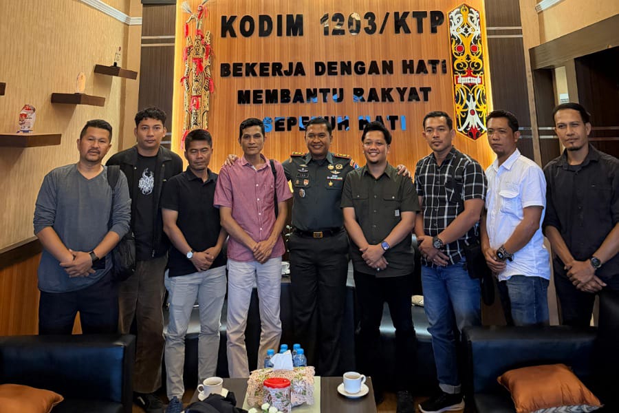 Dandim 1203 poto bersama pengurus AJK usai audiensi, Rabu (26/11). Foto: AJK.