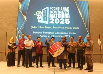 Wakil Wali Kota Pontianak Bahasan menabuh drumband secara simbolis menandai dimulainya 'Business Matching'.