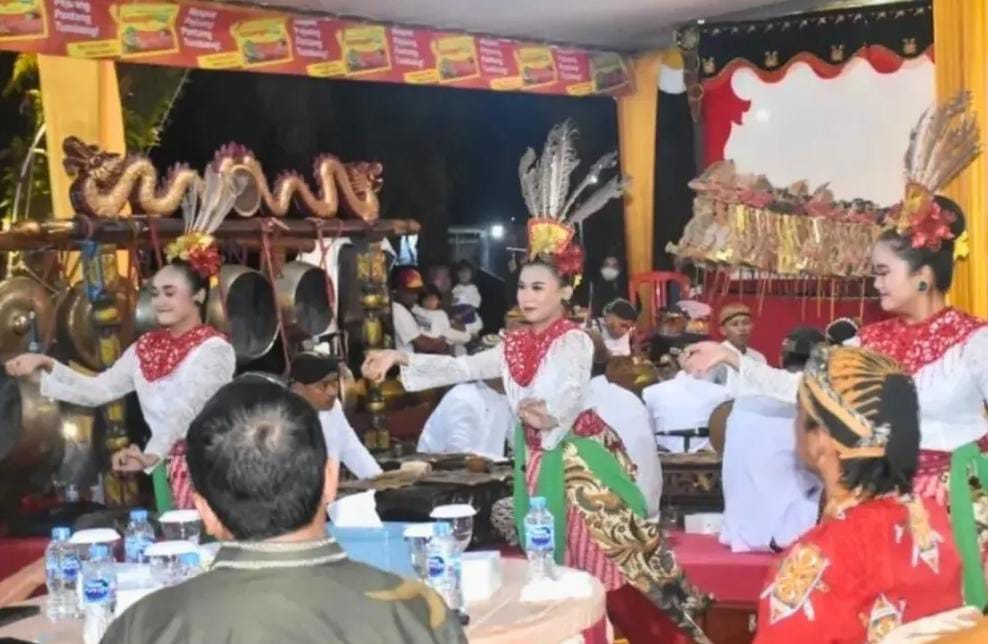 Peringatan Hari Wayang 2025 yang digelar Paguyuban Jawa Kalimantan Barat (PJKB) bekerja sama dengan Pemerintah Kabupaten Kubu Raya dan Lanud Supadio. Acara ini dilaksanakan di Tugu Dirgantara Supadio pada 15 November 2025.