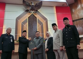Penyerahan Berita Acara Persetujuan Bersama antara Gubernur Kalimantan Barat dan DPRD Provinsi Kalimantan Barat dilakukan dalam Rapat Paripurna Penyampaian Pendapat Akhir Fraksi-Fraksi terhadap Rancangan Peraturan Daerah (Raperda) APBD Tahun Anggaran 2026 pada Kamis (27/11/2025). Foto : Deny Wahyu Hendrata.